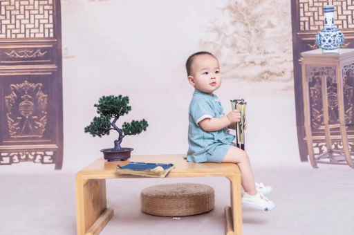 高密宝宝边吃奶边挣扎烦躁
